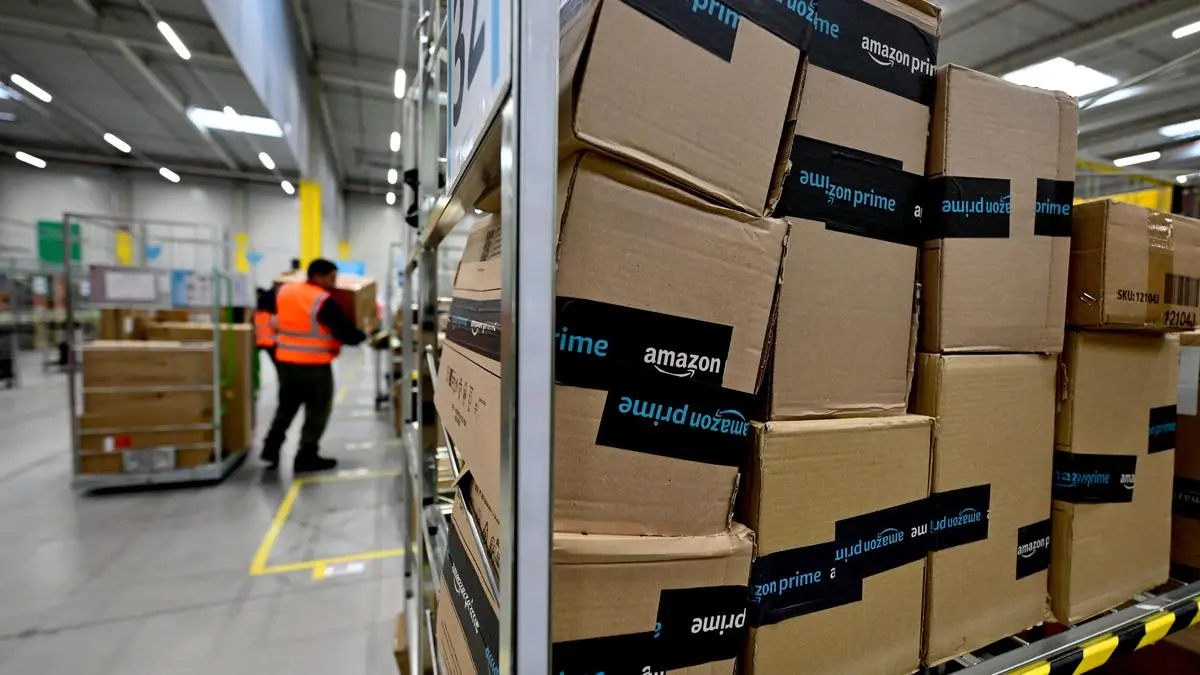Amazon Prime Postpakete in einem Postzentrum  | Prime Day ist wie Weihnachten für Amazon-Packerl
